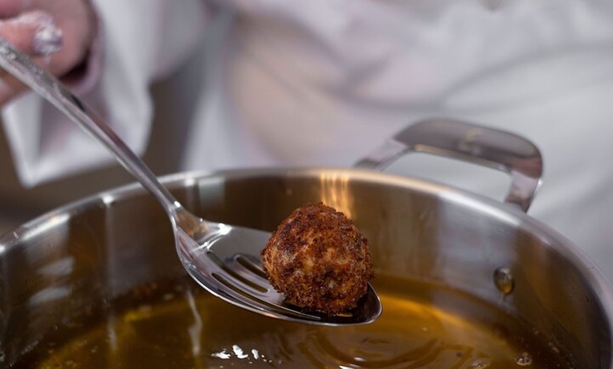 Image 6: Elaborar Tapas Tradicionales Españolas + Vino Local (3 - Comida de ...