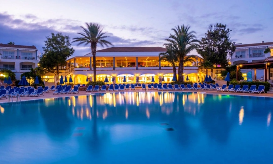 Image 8: ✈ MINORQUE | Son Xoriguer - Sagitario Princesa Playa 4* - Piscines