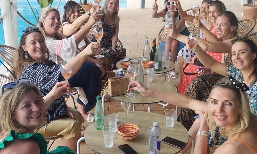 Image 3: Tour Montserrat : Almuerzo y visita a la bodega con recogida gratui...
