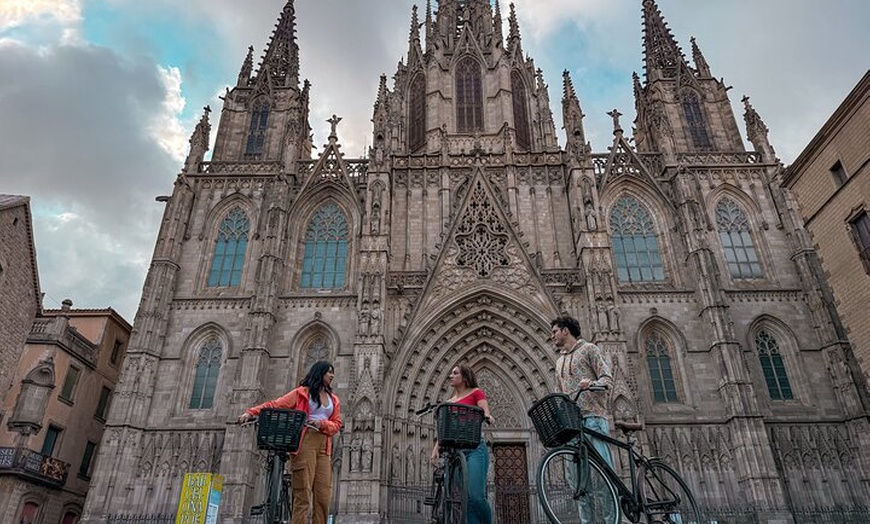 Image 8: Recorrido en bicicleta al amanecer: Barcelona ante las multitudes
