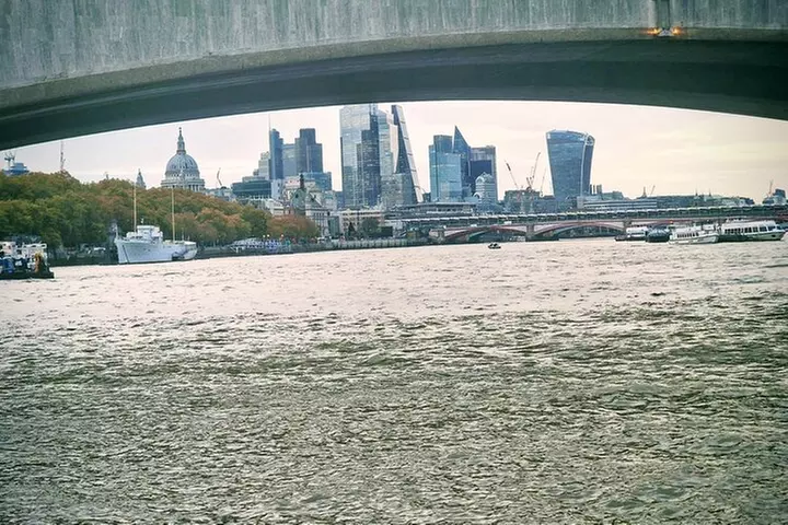 VIP Tower of London and Crown Jewels Tour with Private Beefeater Me...