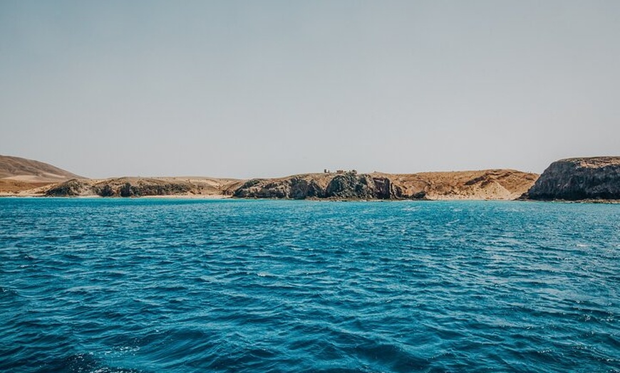 Image 6: Lanzarote, excursión en catamarán a las playas de papagayo con comi...
