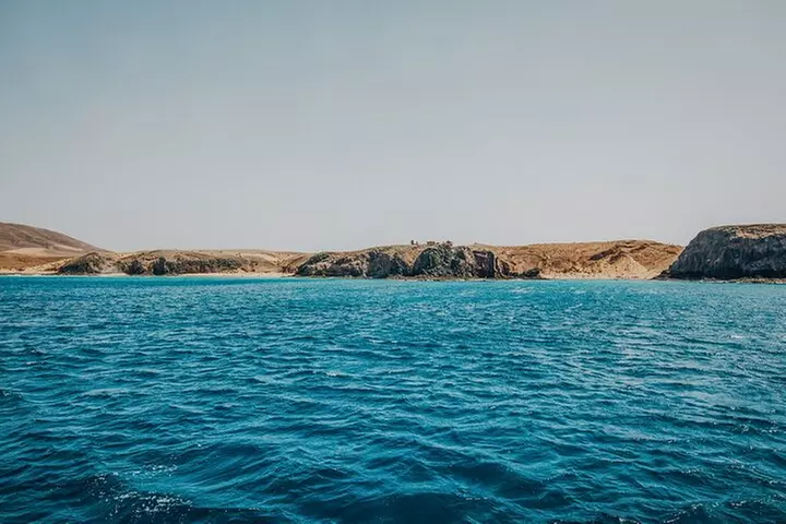 Lanzarote, excursión en catamarán a las playas de papagayo con comida y actividades acuáticas - Primary Image