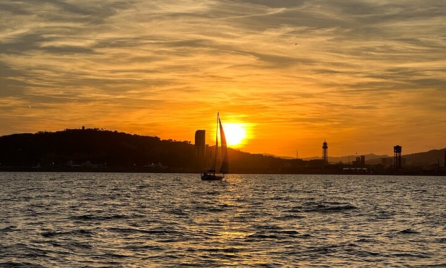 Image 10: Paseo en barco a la puesta de sol en grupo reducido