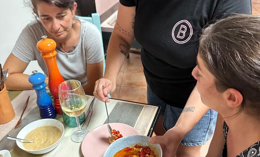 Image 17: Clase de Cocina de Tapas Española con Música de Guitarra en Vivo