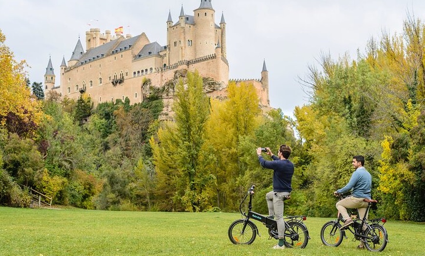 Image 1: Excursión privada de un día a Segovia desde Madrid : Tour en E-Bike...