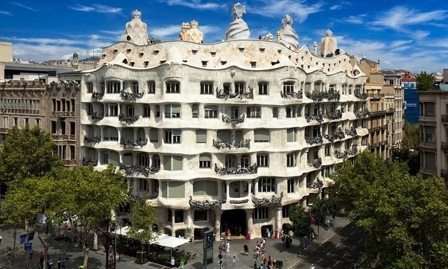 Image 8: Tour Privado por Barcelona Gaudí y Modernismo