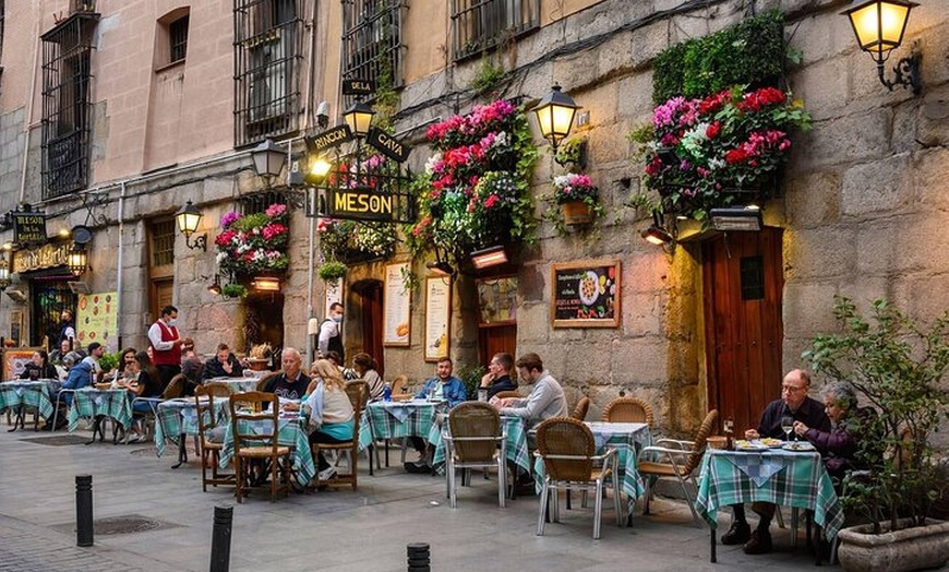 Image 2: Visita guiada privada a pie por Madrid