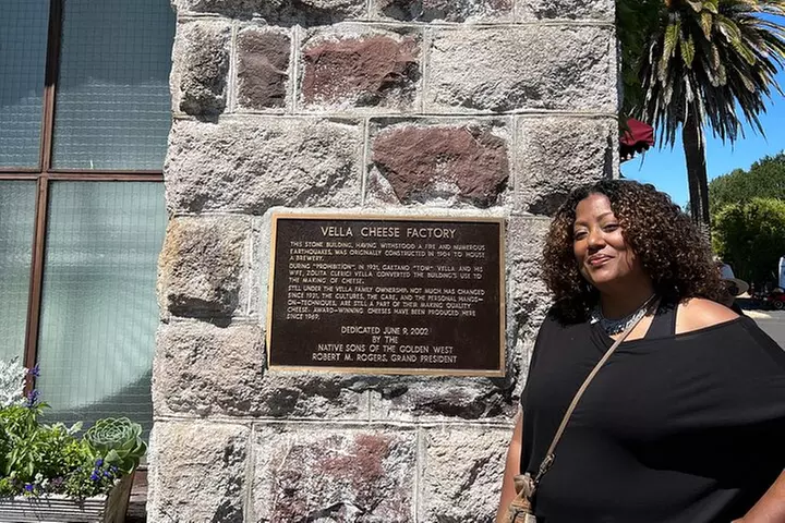 #1 Sonoma Walking Food, Wine Tasting & History Tour (Public Tour)