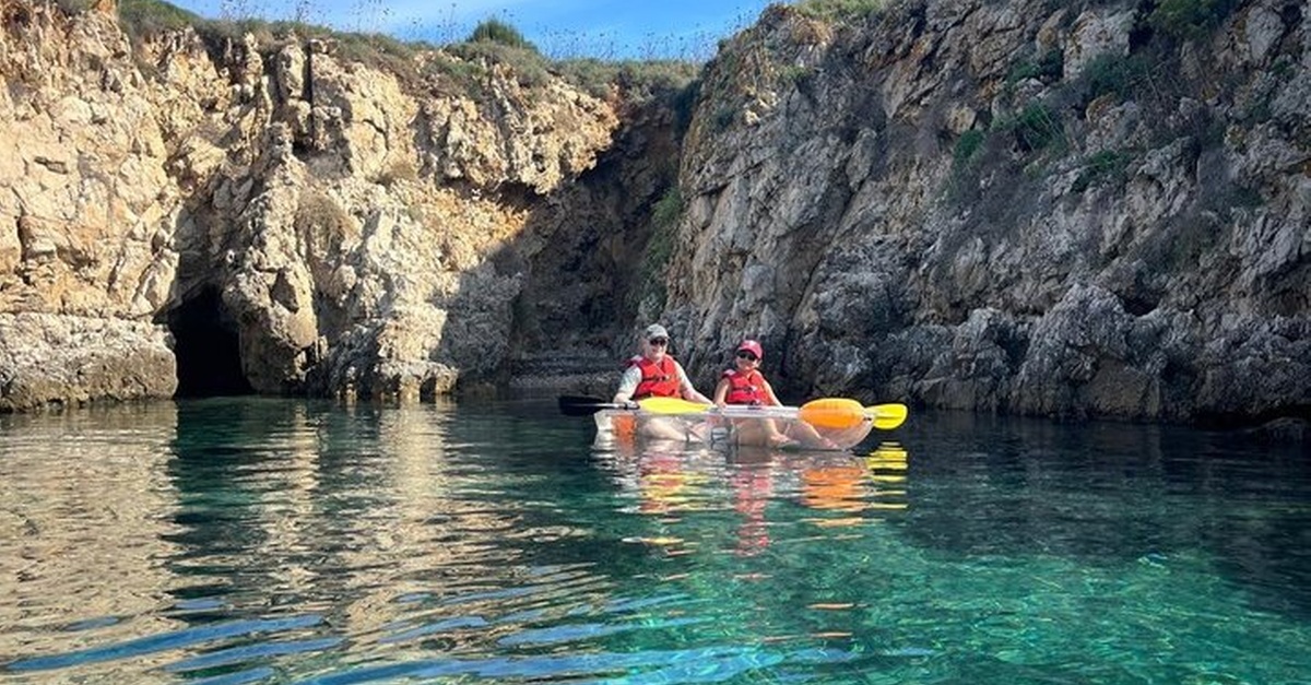 Ruta guiada en kayak transparente por la bahía de Addaia