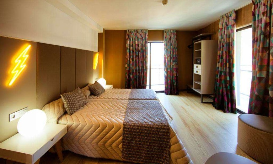 Image 2: ✈ COSTA BLANCA | Benidorm - Cuco Hotel 3* - Piscina esterna