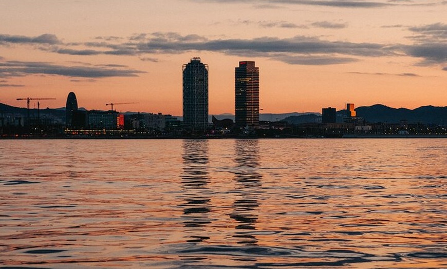 Image 27: Paseo en Velero al Atardecer en Barcelona con Capitán Local