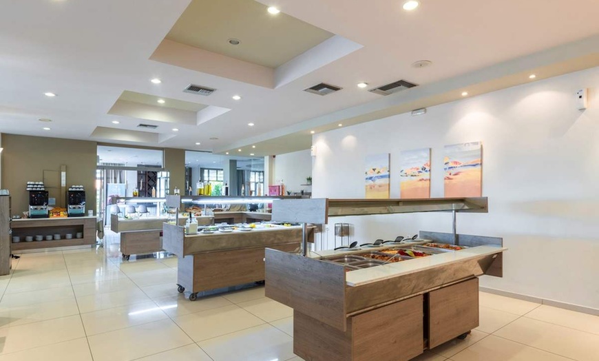 Image 11: ✈ CRÈTE | Gouves - Gouves Bay by Omilos Hotels 4*, 3 nuit - Tout in...