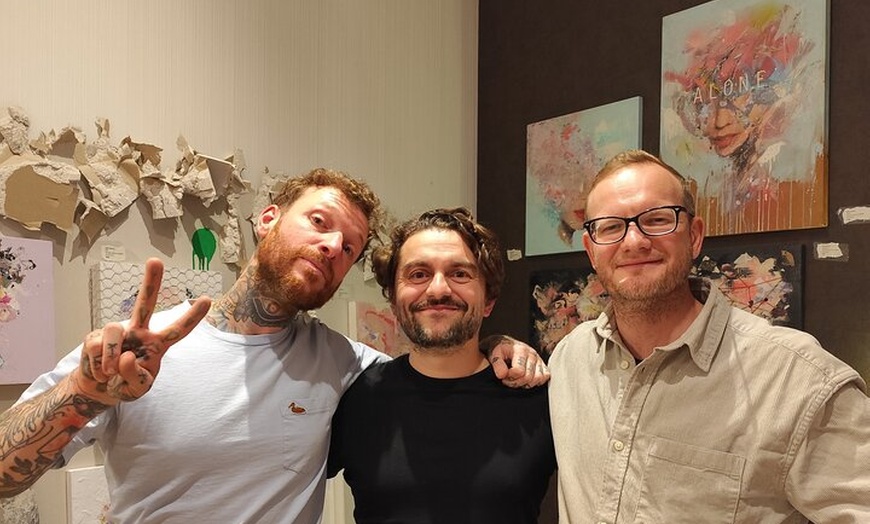 Image 6: Tour privado de galerías de arte con vino en el barrio de arte de B...