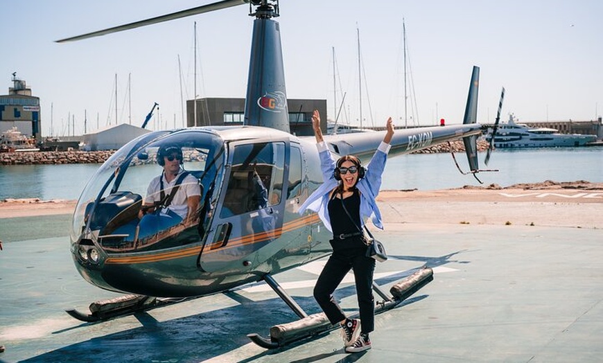 Image 3: Tour a pie en helicóptero, velero y casco antiguo de Barcelona