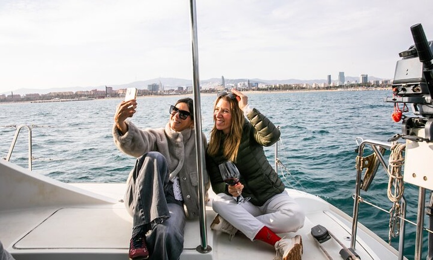 Image 15: Cata de vinos y tapas Premium de Barcelona en Catamarán - Grupo peq...