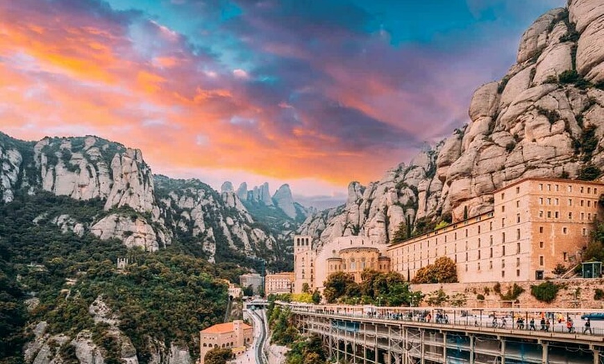 Image 2: Visita guiada todo incluido para grupos pequeños desde Barcelona