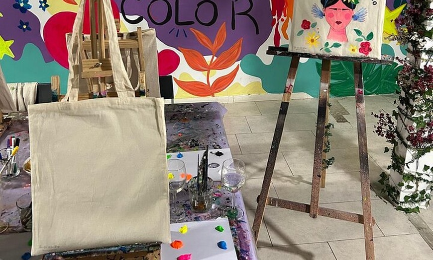 Image 3: Arte y Vino Pinta una Bolsa de Tela Neón y Bebe Vino