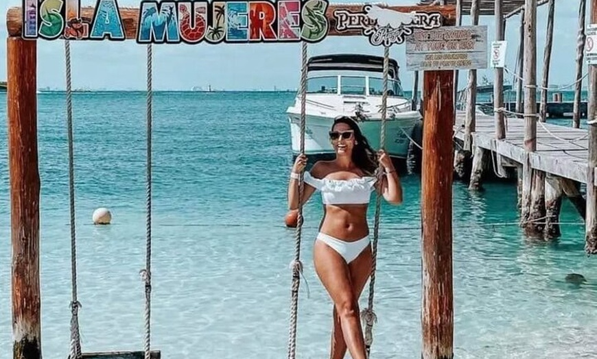 Image 5: Isla Mujeres Catamaran Tour with Snorkeling, Open Bar and Buffet