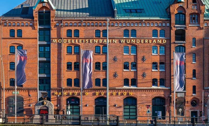 Image 2: Hamburg City Pass Premium Top Attraktionen Dungeon und St. Pauli