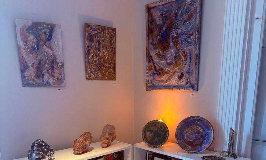 Image 13: Brunch español gourmet en una galería de arte privada oculta