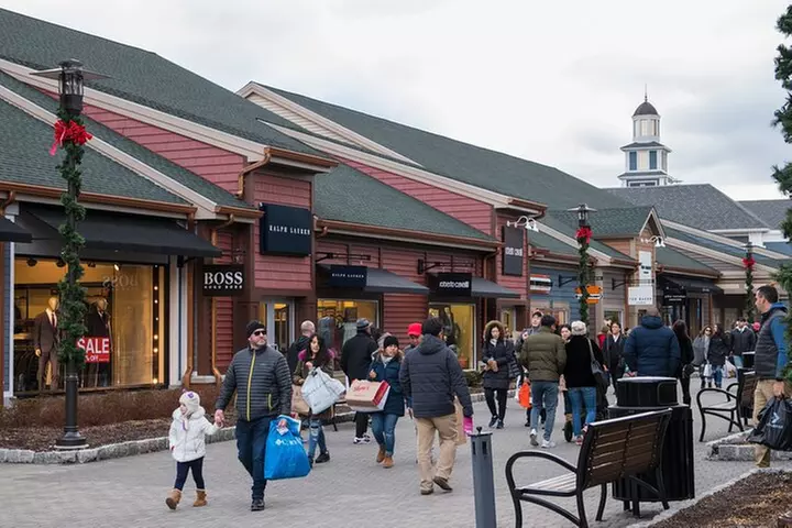 Private Shopping Experience in Woodbury Common Premium Outlets - Primary Image