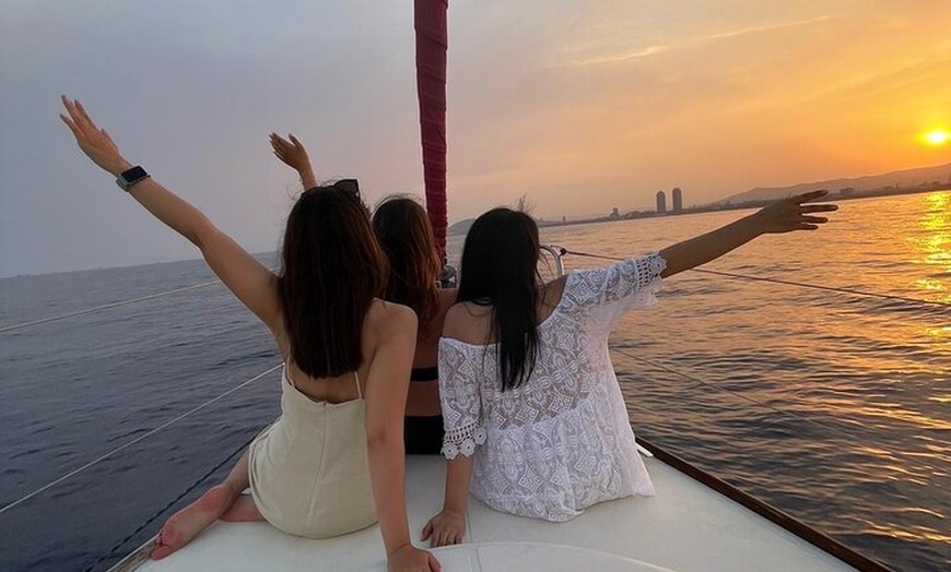 Image 5: Navegación privada al atardecer en Barcelona con bebidas