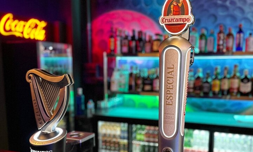 Image 12: Aventura de minigolf interior de 18 agujeros UV Glow en el corazón ...