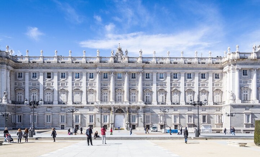 Image 2: Tour al Palacio Real de Madrid : Acceso prioritario con Guía Especi...