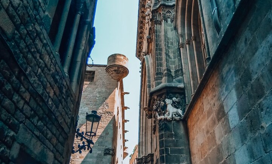 Image 8: Introducción al recorrido a pie por el Barrio Gótico del casco anti...