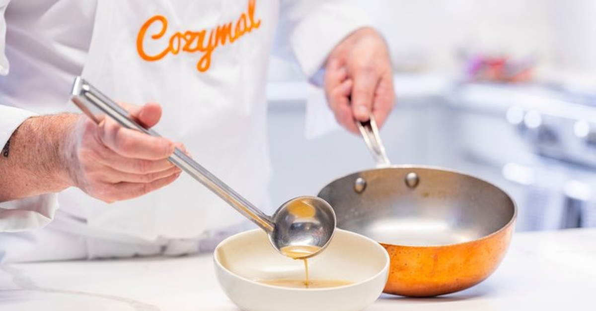 Clase privada de cocina de tapas con vino local en Sevilla