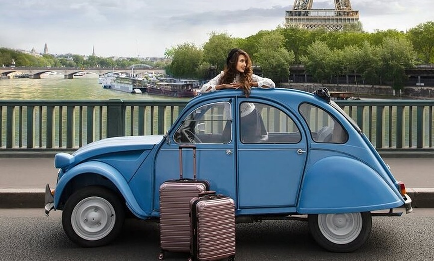 Image 4: Découvrez Paris avec style à bord d'une voiture vintage française c...