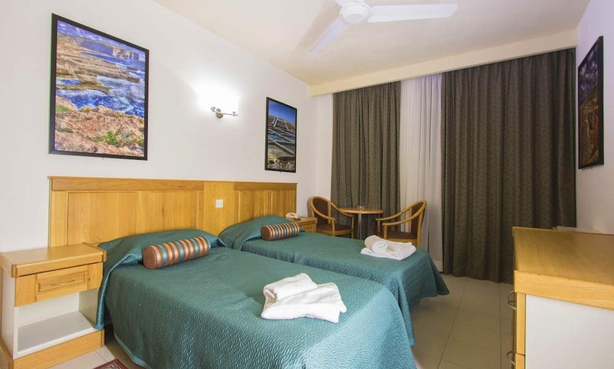Image 5: ✈ MALTA | Qawra - Canifor Hotel 4* - Odkryty basen
