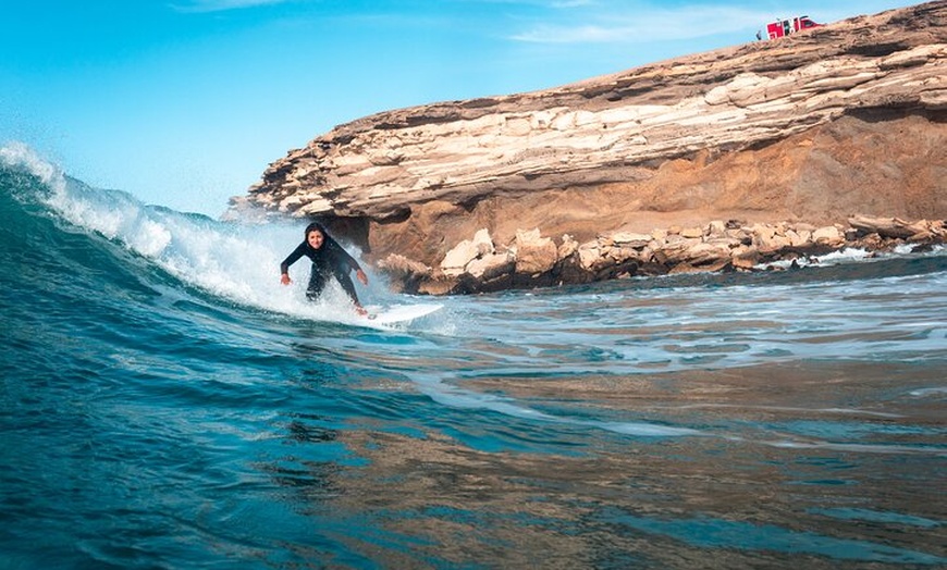 Image 26: Aprende a surfear en las interminables playas del sur de Fuerteventura