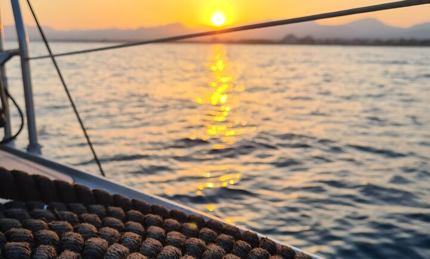 Image 4: Catamarán a vela al Atardecer de 2 horas de Duración