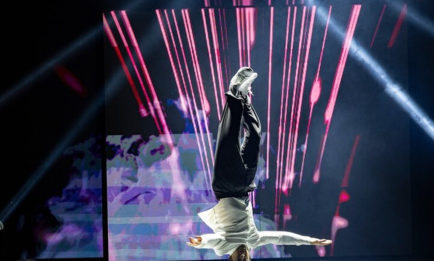 Image 20: Wintergarten Varieté "FLYING LIGHTS" - Highlightshow (75 Minutes)