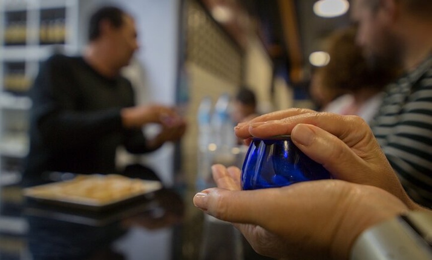 Image 2: Cata Privada de Aceite de Oliva y Tapas en el Mercado de Granada