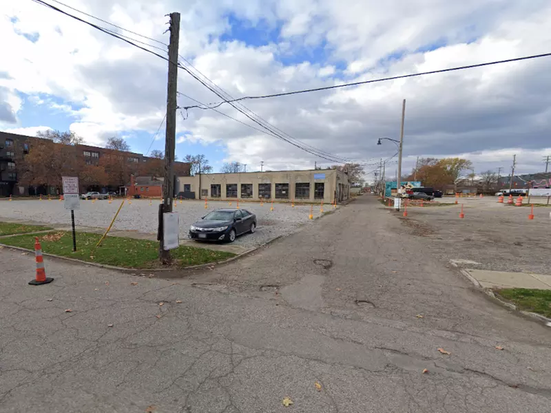Parking at 400 Square Lot