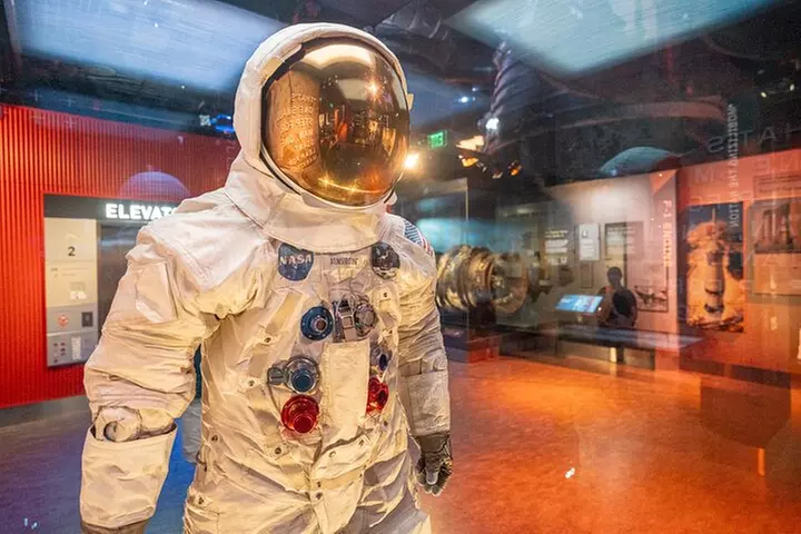 Smithsonian Highlights Walking Tour w/ Reserved Air & Space Entry