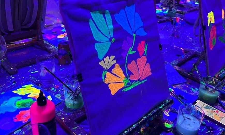 Image 12: Arte y Vino Pinta una Bolsa de Tela Neón y Bebe Vino