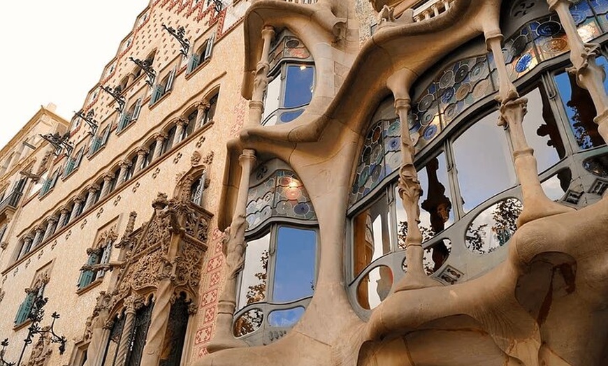 Image 3: Tour Privado por Barcelona Gaudí y Modernismo