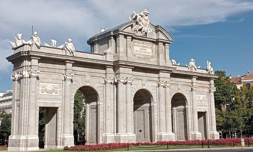 Image 2: Tour Privado con Tuk Tuk Zero: Bernabéu y Milla de Oro. 1h 15min