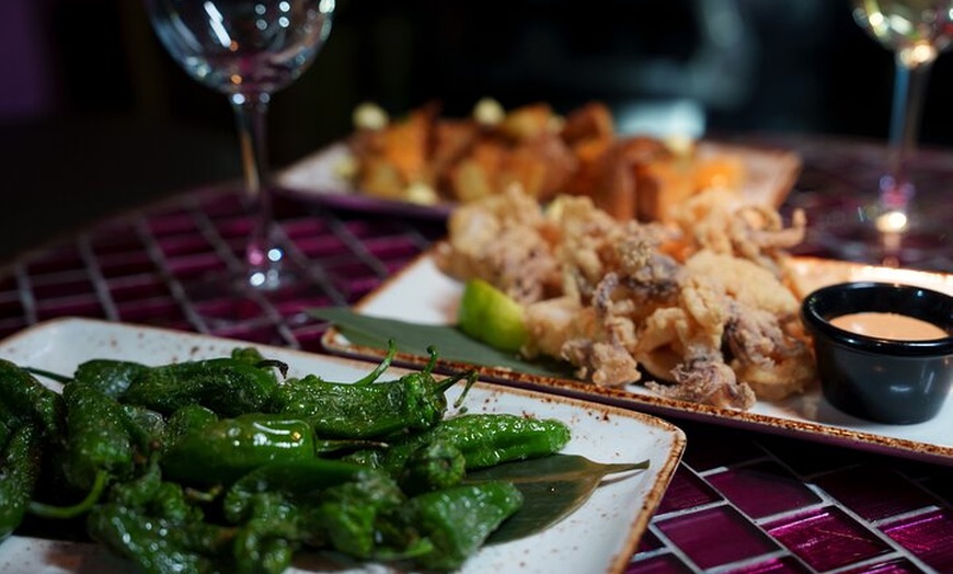 Image 5: Una mesa de chef en un jardín secreto