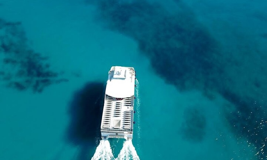Image 6: Lanzarote: billete de barco ida y vuelta a La Graciosa con wifi
