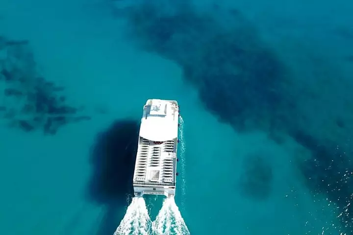 Lanzarote: billete de barco ida y vuelta a La Graciosa con wifi