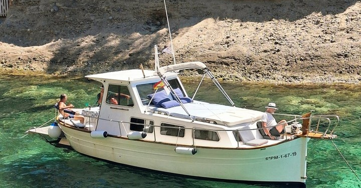 Alquiler de barco privado de medio día en Ibiza