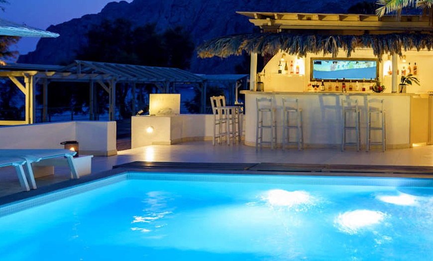 Image 2: ✈ SANTORINI | Kamari - Alesahne Beach Hotel 3* - In riva al mare