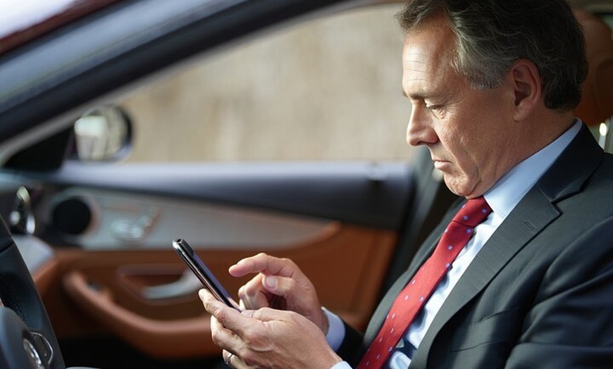 Image 8: Central London to Gatwick Airport private taxi transfers