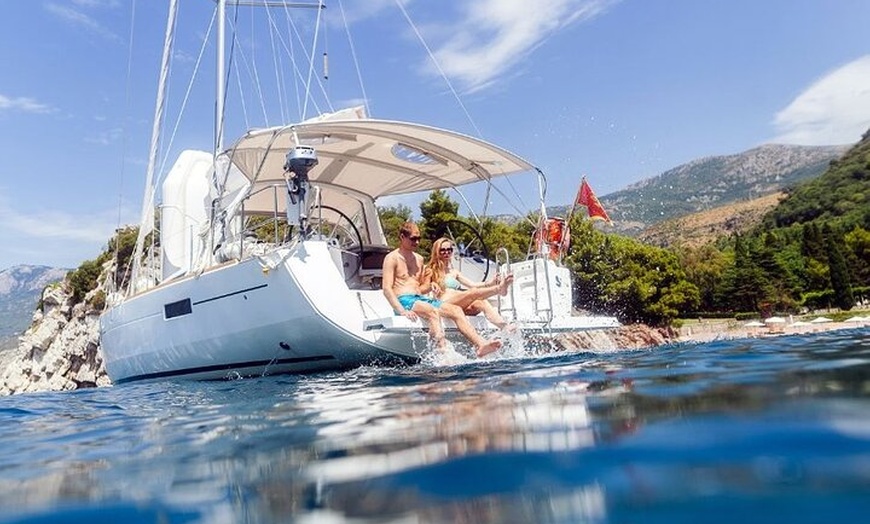 Image 2: Navegación en Velero de Lujo con Aperitivo y Juguetes Acuáticos