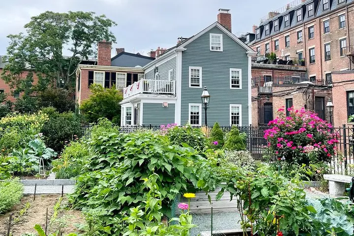 Bites & Brownstones: A Food Lover's Tour of Boston's Local Gems